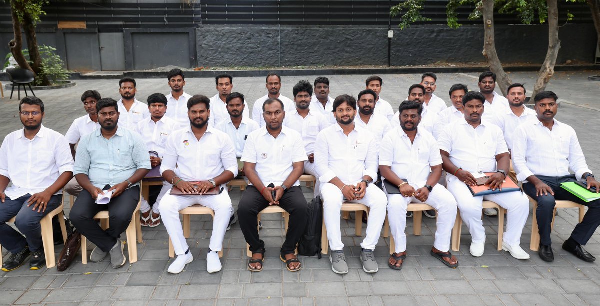 Udhay (@udhaystalin) on Twitter photo கழக இளைஞர் அணியினரும் சமூக வலைத்தளங்களில் மிகச்சிறப்பாக களமாடும் வகையில், நம் நிர்வாகிகளுக்கு சமூக வலைத்தளப் பயிற்சியளிக்கவும் அவர்களின் சமூக வலைத்தளம் சார்ந்த பணிகளை ஒருங்கிணைக்கவும் தலைமைக் கழகத்தின் ஒப்புதலுடன் கழகத் தலைவர் <a href="/mkstalin/">M.K.Stalin</a> அவர்களின் வழிகாட்டுதலில் கழக கழக இளைஞர் அணியினரும் சமூக வலைத்தளங்களில் மிகச்சிறப்பாக களமாடும் வகையில், நம் நிர்வாகிகளுக்கு சமூக வலைத்தளப் பயிற்சியளிக்கவும் அவர்களின் சமூக வலைத்தளம் சார்ந்த பணிகளை ஒருங்கிணைக்கவும் தலைமைக் கழகத்தின் ஒப்புதலுடன் கழகத் தலைவர் <a href="/mkstalin/">M.K.Stalin</a> அவர்களின் வழிகாட்டுதலில் கழக