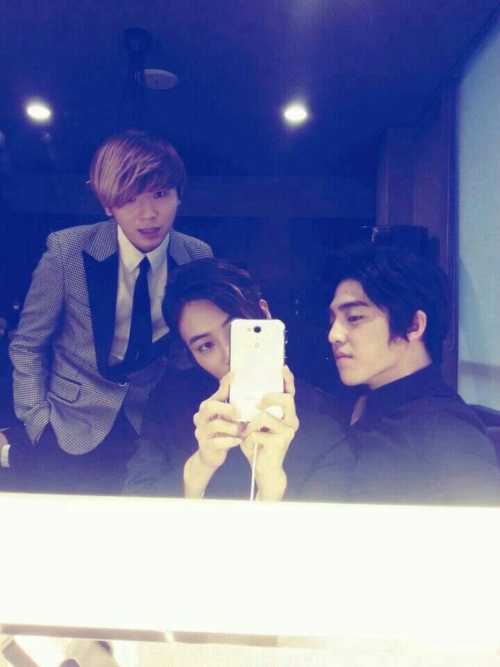 hansolgfs's tweet photo. love how you got these two losermaxxing and then you see seungcheol im cryinf https://t.co/3AQdd1pFF1