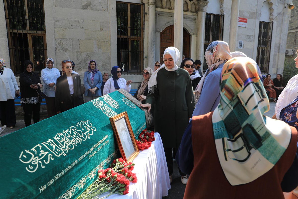 “Kimsem yok” dediğinde, Sayın Cumhurbaşkanımızın “Biz varız, biz” sözleriyle sahip çıktığı Suzan Teyzemizi bugün dualarla uğurladık.

Devletimizin şefkat eliyle yanındaydık, bugün de son görevimizi yerine getirdik.

Suzan Teyzemize Allah’tan rahmet diliyoruz. Mekânı cennet olsun.