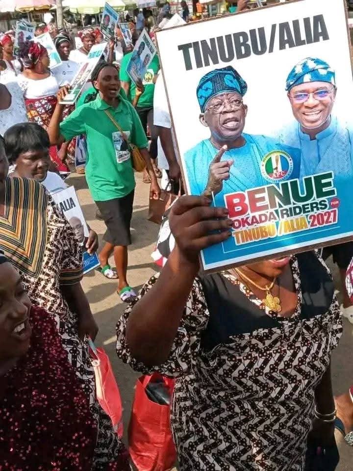 SAME PEOPLE THAT ARE DYING EVERY DAY IN THE HANDS OF FULANIS ARE IN RALLY FOR SAME PRESIDENT TO CONTINUE IN THE NEXT 4 YEARS, I NO LONGER PITY BENUE, BUT WHY ARE SUPPOSED MOTHERS DOING THIS, CHAII 😥
