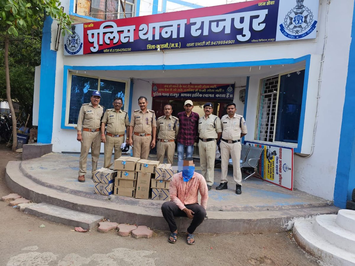 MPPoliceDeptt's tweet photo. 🚫 नशे के विरुद्ध अभियान — सुरक्षा ही नहीं, सामाजिक ज़िम्मेदारी भी

मध्यप्रदेश पुलिस ने हाल ही में विभिन्न ज़िलों में अवैध मादक पदार्थों पर प्रभावी कार्रवाई की:

🔸 शिवपुरी: 1.450 किलो गांजा बरामद
🔸 बड़वानी: खेत में छिपाई गई 111 लीटर शराब जप्त

#MPPolice
#ICJSMP https://t.co/M6HSNHc9Vb