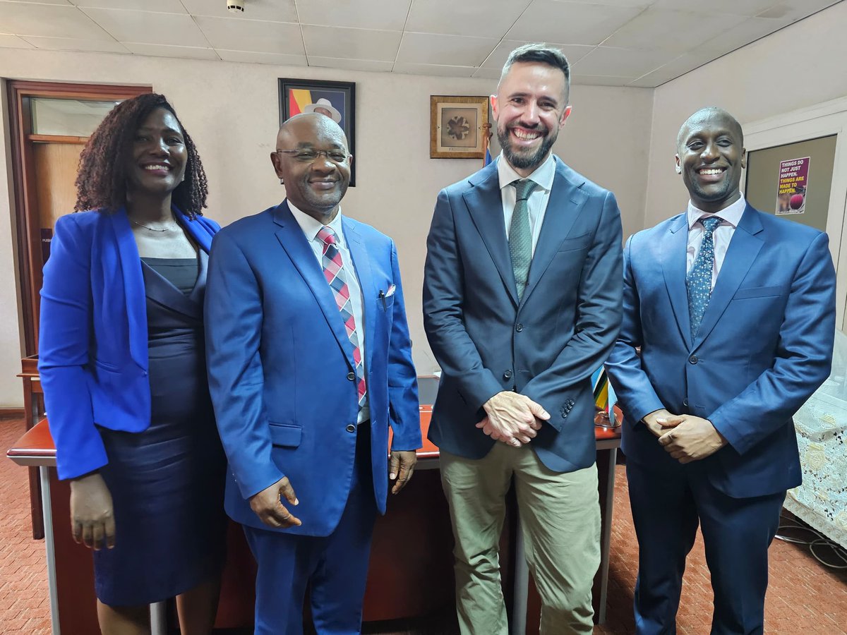 raphaelMagyezi's tweet image. Honored to host  @GiveDirectly CEO Nick Allardice &amp;amp; Uganda Director Ivan Ntwali. Direct cash transfers have restored dignity to over 150,000 households refugees in Adjumani now farm 1,500 acres, earning UGX 120M, while vulnerable families invest in food, shelter, education. It’s…