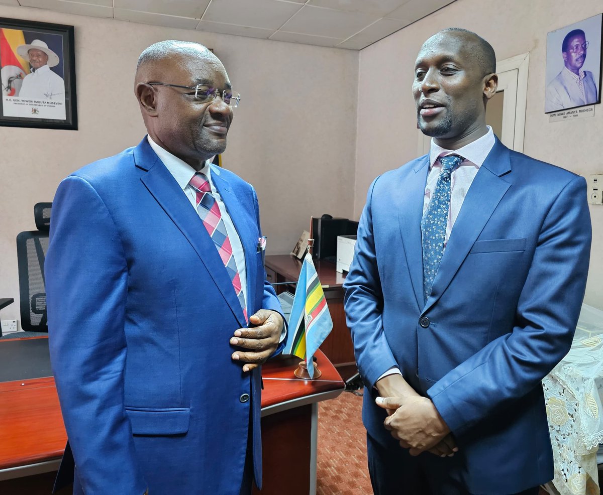 raphaelMagyezi's tweet image. Honored to host  @GiveDirectly CEO Nick Allardice &amp;amp; Uganda Director Ivan Ntwali. Direct cash transfers have restored dignity to over 150,000 households refugees in Adjumani now farm 1,500 acres, earning UGX 120M, while vulnerable families invest in food, shelter, education. It’s…