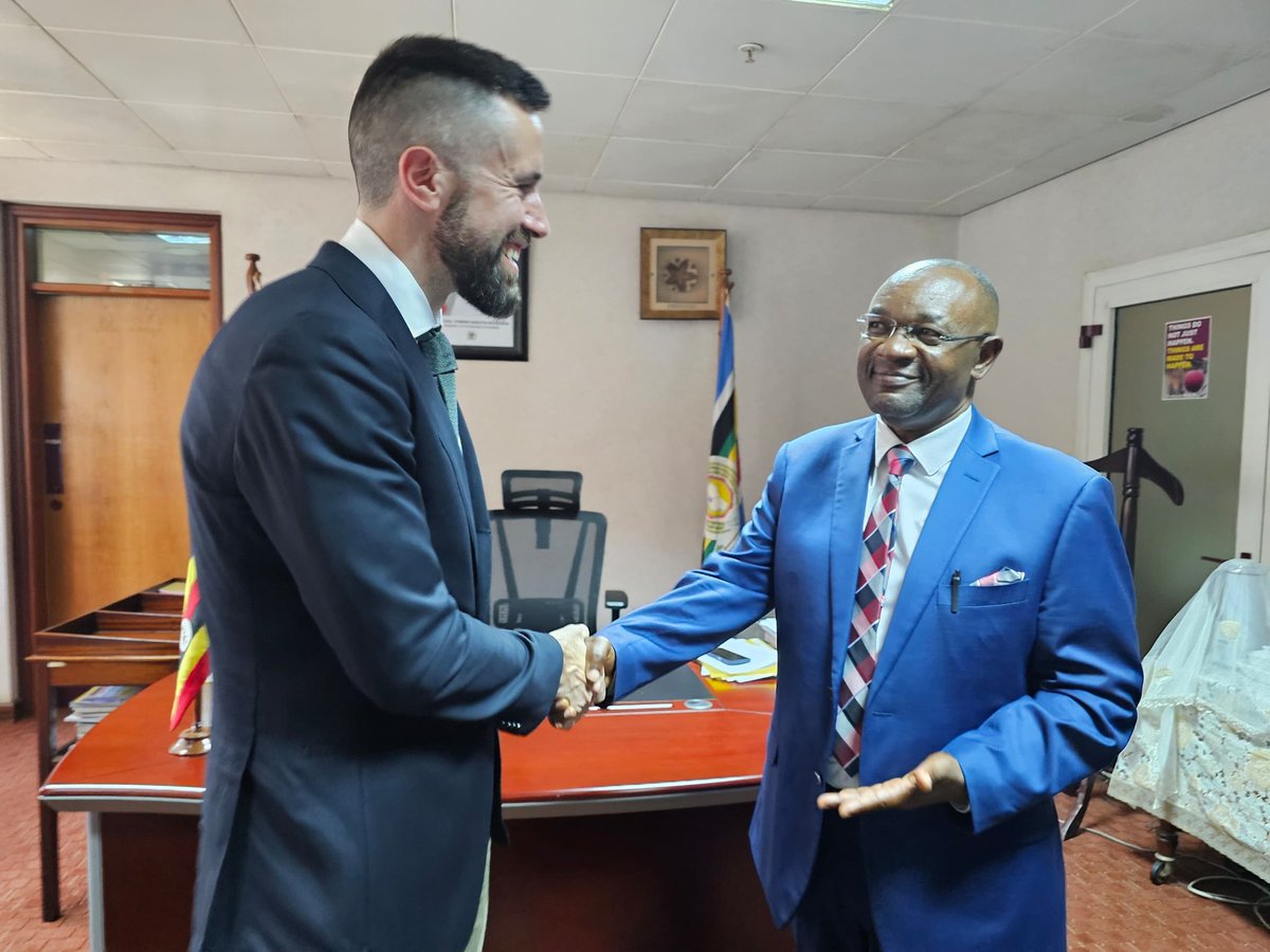 raphaelMagyezi's tweet image. Honored to host  @GiveDirectly CEO Nick Allardice &amp;amp; Uganda Director Ivan Ntwali. Direct cash transfers have restored dignity to over 150,000 households refugees in Adjumani now farm 1,500 acres, earning UGX 120M, while vulnerable families invest in food, shelter, education. It’s…