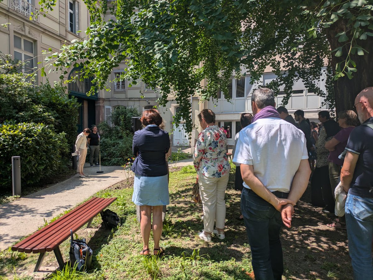 Académie Strasbourg (@acstrasbourg) on Twitter photo Minute de silence en hommage à l’assistante d’éducation assassinée au collège de Nogent.
Le recteur <a href="/OlivierKlein93/">Olivier Klein</a> auprès des collégiens pour ce moment de recueillement, réaffirmant notre engagement pour une École fondée sur le respect, la solidarité et la sécurité de tous. Minute de silence en hommage à l’assistante d’éducation assassinée au collège de Nogent.
Le recteur <a href="/OlivierKlein93/">Olivier Klein</a> auprès des collégiens pour ce moment de recueillement, réaffirmant notre engagement pour une École fondée sur le respect, la solidarité et la sécurité de tous.