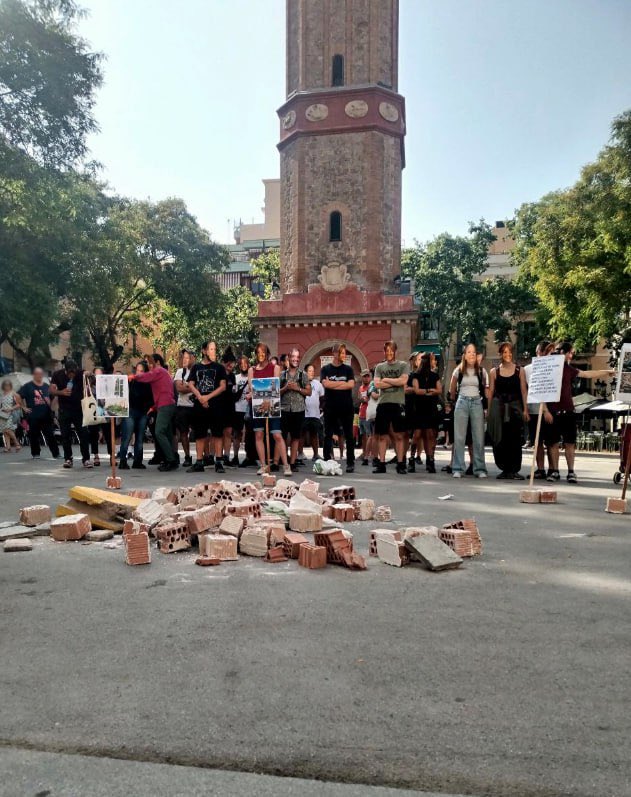 🔥 Vallcarca portem runa a la seu del districte de Gràcia. És el que queda de l'últim enderroc executat al barri la setmana passada.

✊ Contra els desnonaments, els enderrocs i les mentides del PSC, barris vius i combatius!

💚 Vallcarca per viure, no per especular