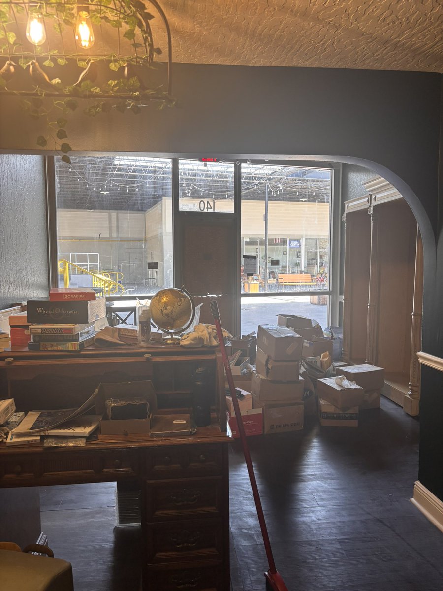 oldbookishplace's tweet image. Working in the bookshop is currently my happy place ☺️