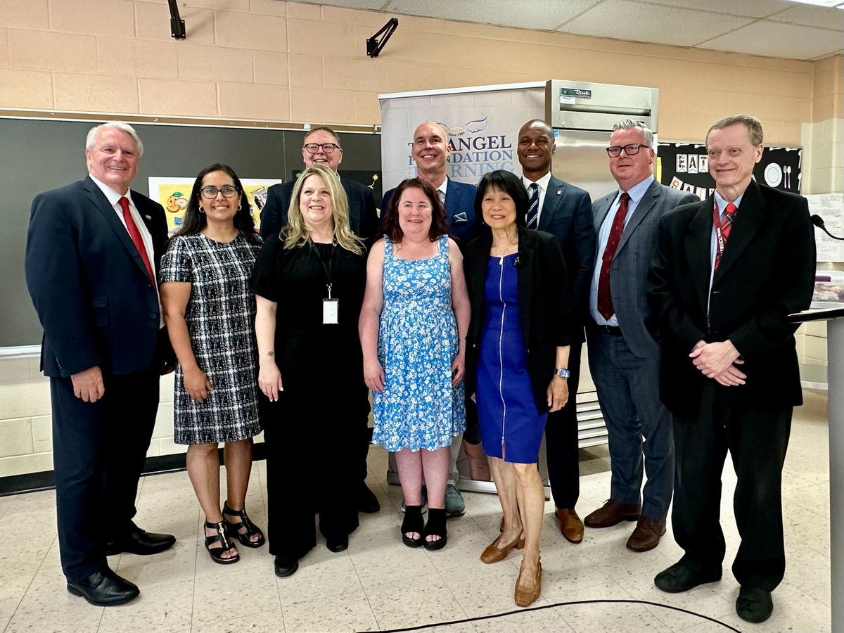 Kicked off the day delivering healthy snacks with Mayor Chow at Divine Infant Catholic School 🍎

The Universal Morning Meal Program is growing—and so are the smiles. Proud to support a community effort fueling our students. 

#ScarboroughNorth #HealthyStart