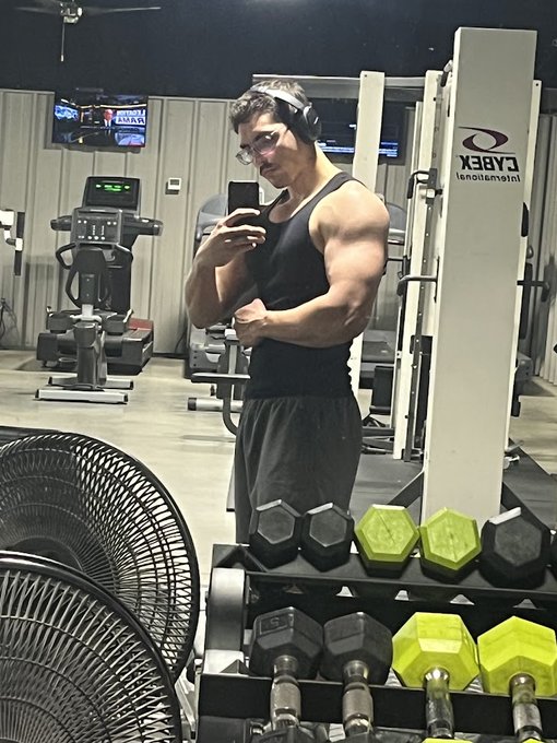 thecamthompson's tweet image. In 2019, I was discontent with my body, had low energy, and was unsure of my fitness goals.

But in 2021, I decided to bury my excuses and pursue getting stronger, leaner, and getting the most out of life.

Here’s how I did it: