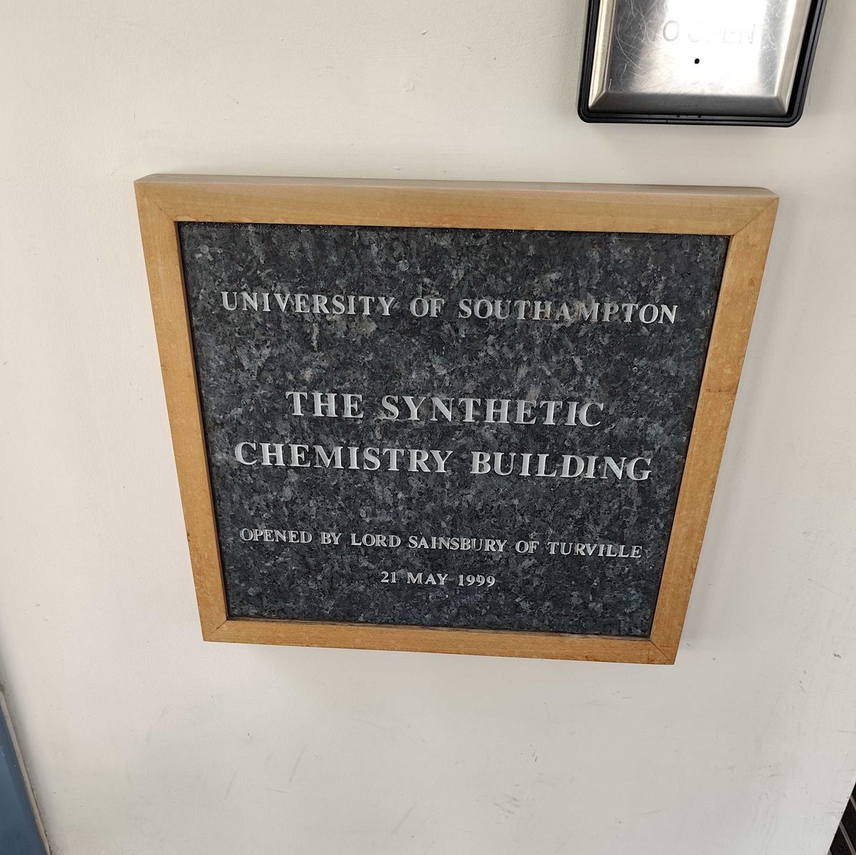 BarhamLab's tweet image. Catching up on posts🏃♂️Grateful for a chance to share our work at Southampton @UoSChem_ChemEng, a hub of rich history in radical, photo- & electrochemistry⚡(followed Profs D.Harrowven&R.Brown since my PhD era) Special thanks to @JonathanHGeorge @PerryChem for warmly hosting me!🙏