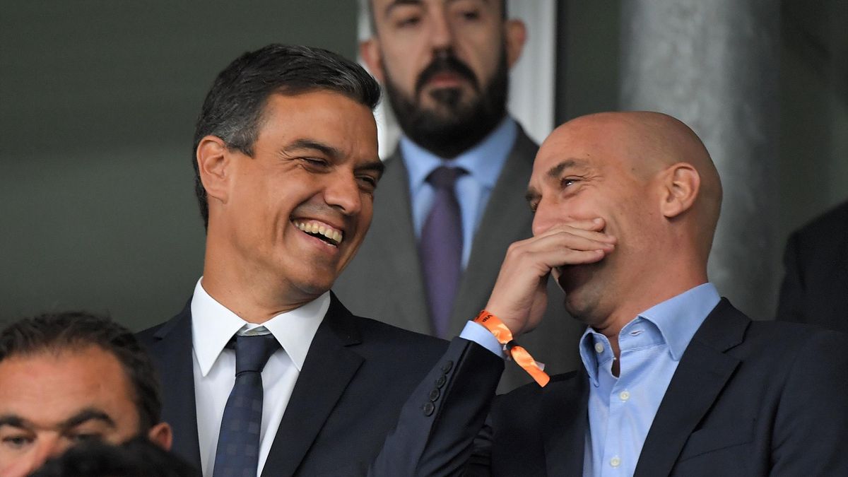 - Los pringaos esos se pensaban que ibas a dimitir.