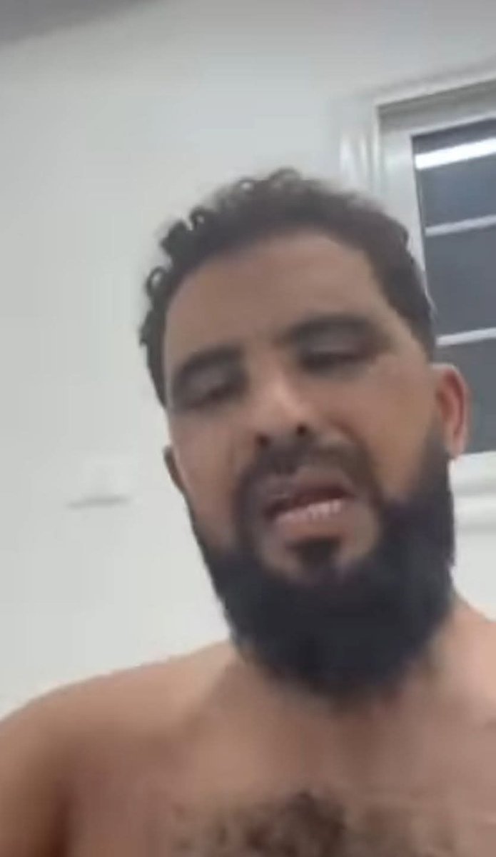 الواحد نفسيته في الأرض حزنا وهما على بلادنا كيف أصبح حالها وحال ناسها. 

حثالات ونكرات المجتمع أصبحو حديث الشارع يوميا بأفعالهم القذرة السادية. 

لو كان هناك قانون ودولة لتم جلب هذا الكلب وتطبيق أشد أنواع القصاص عليه. 

الله المستعان 😔.