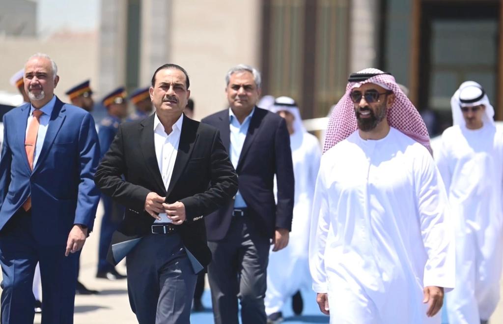 JawadFaizi5's tweet image. دو تصویریں ۔۔۔ سفارتی اڑان کی کمال شاہکار ۔۔۔  وزیراعظم @CMShehbaz فیلڈ مارشل #fieldmarshal اور پاکستانی وفد کا شاندار استقبال 
سفارتی و معاشی امور میں بہتری کی جانب ایک اور قدم 
#Pakistan #UAE