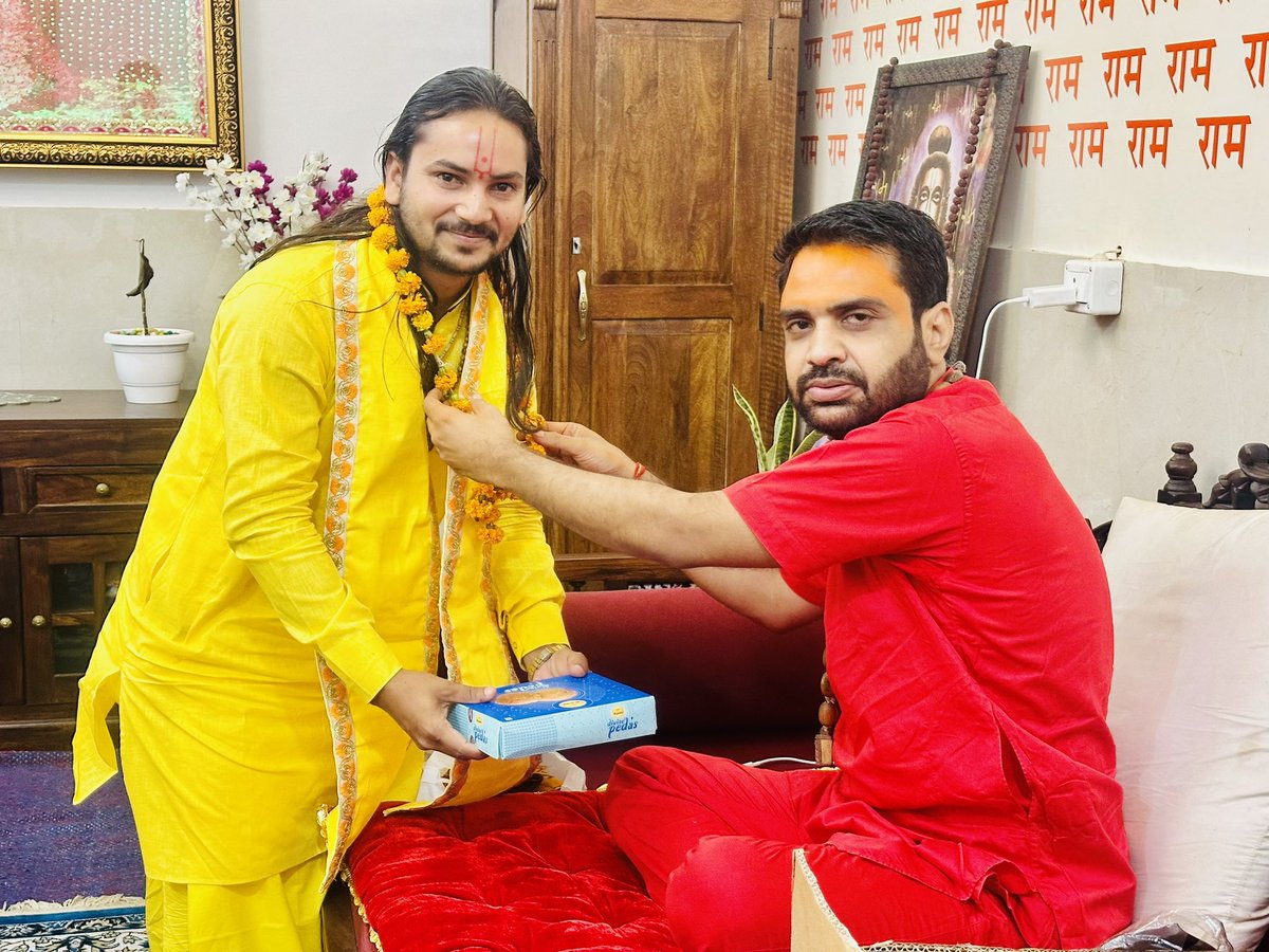 Spiritual_kk's tweet photo. नाथ परंपरा के पूज्य महंत परमेंद्र नाथ जी पीठाधीश्वर बड़ पीपली बालाजी धाम झोटवाड़ा जयपुर का विशेष स्नेह प्राप्त हुआ आप पर श्री हनुमान जी महाराज की विशेष कृपादृष्टि है जिससे आप दरवार में आने वाले भक्तों की रक्षा एवं कल्याण का आशीर्वाद प्रदान करते हैं !!
#BadPipliBalaJiDham #Jaipur https://t.co/yO92j4WPvB