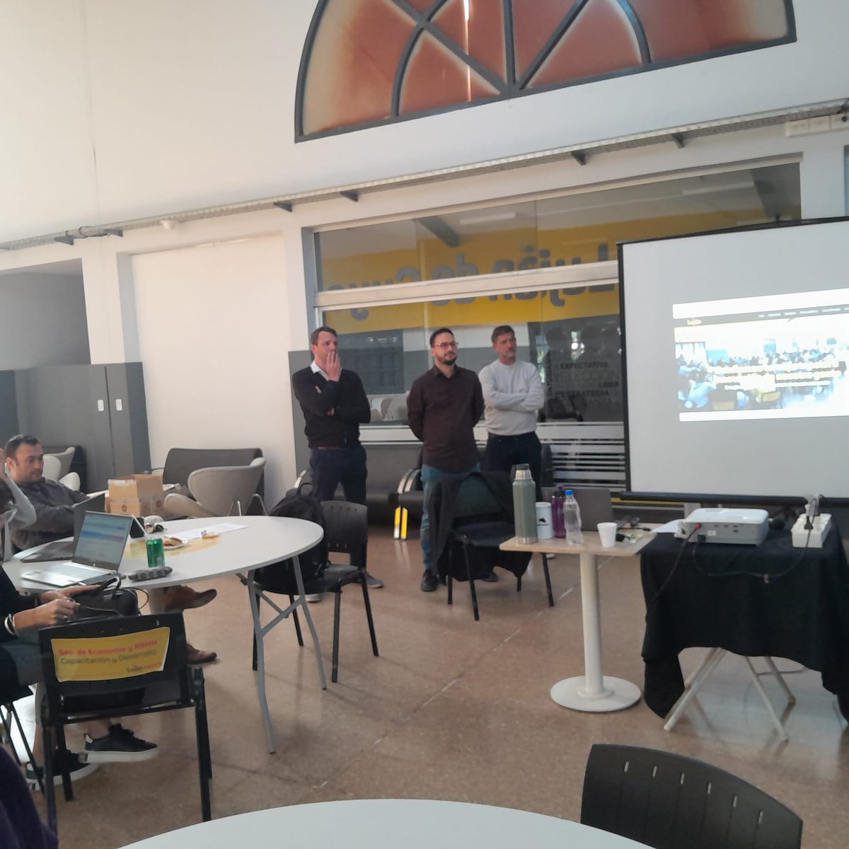 👥 Formación estratégica para transformar la gestión.

Iniciamos la segunda edición del Programa de Habilidades Directivas junto a ADEN Escuela de Negocios. Más de 50 líderes municipales se capacitan para obtener la certificación en Gerenciamiento de Ciudades 💪.

Seguimos