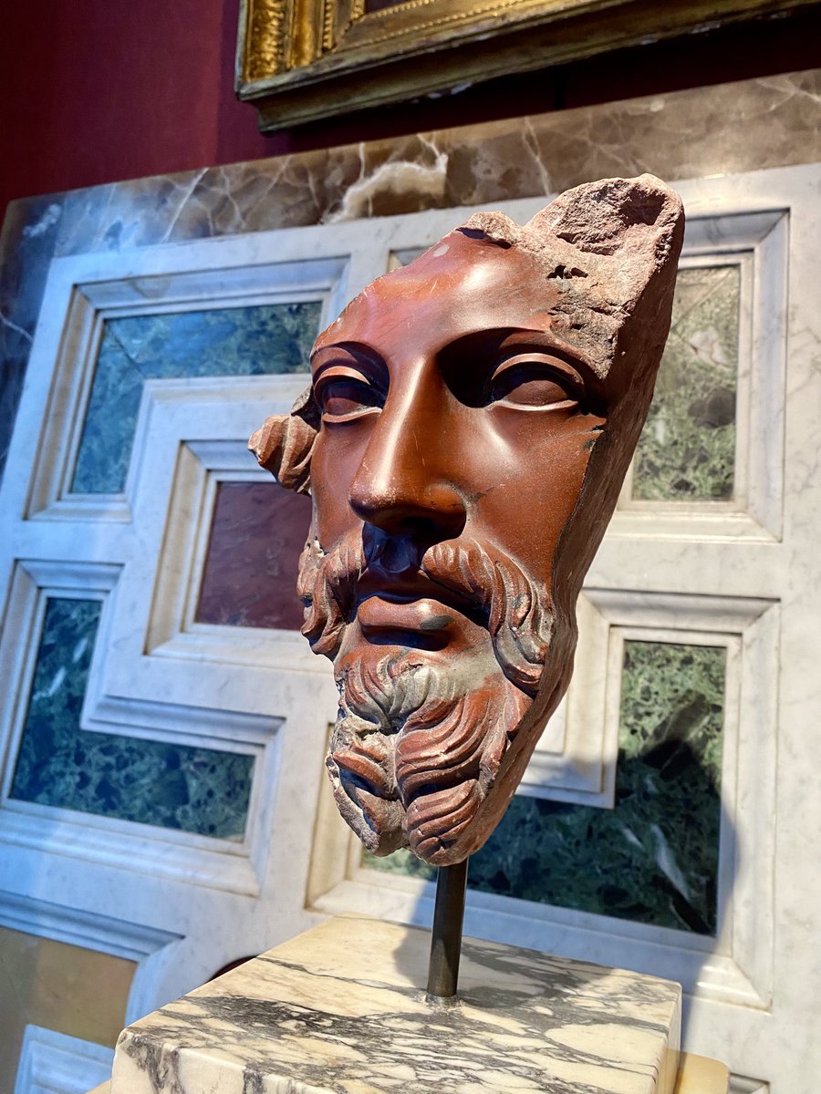 Hier soir, nocturne pré-estivale des antiquaires et marchands du <a href="/CarreRiveGauche/">Carré Rive Gauche</a>. 

Chez #MatthieuMonluc, la magnifique marchandise de #PhilippeVichot et deux sculptures à la #GalerieBazin.