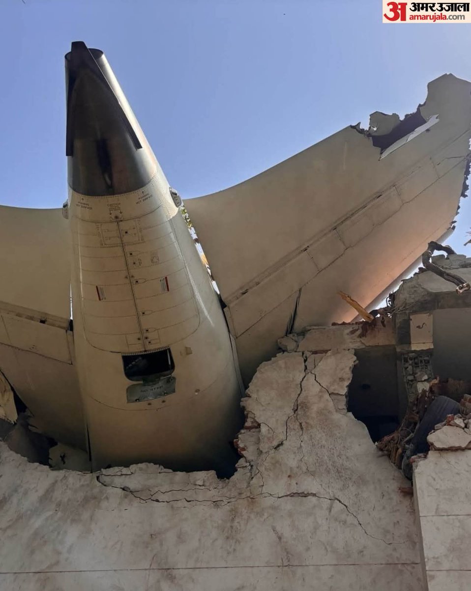 azizkavish's tweet image. अहमदाबाद प्लेन क्रेश दुर्घटना से पहले प्लेन के पायलट  सुमीत सभरवाल और को-पायलट क्लाइव कुंदर ने mayday कॉल किया था। 
एयर ट्रैफिक कंट्रोल (ATC) को हादसे के पहले यह बताने की कोशिश की थी कि विमान में कुछ गड़बड़ी है
Mayday कॉल का मतलब पायलट के पास मदद मांगने का समय था, लेकिन प्लेन…