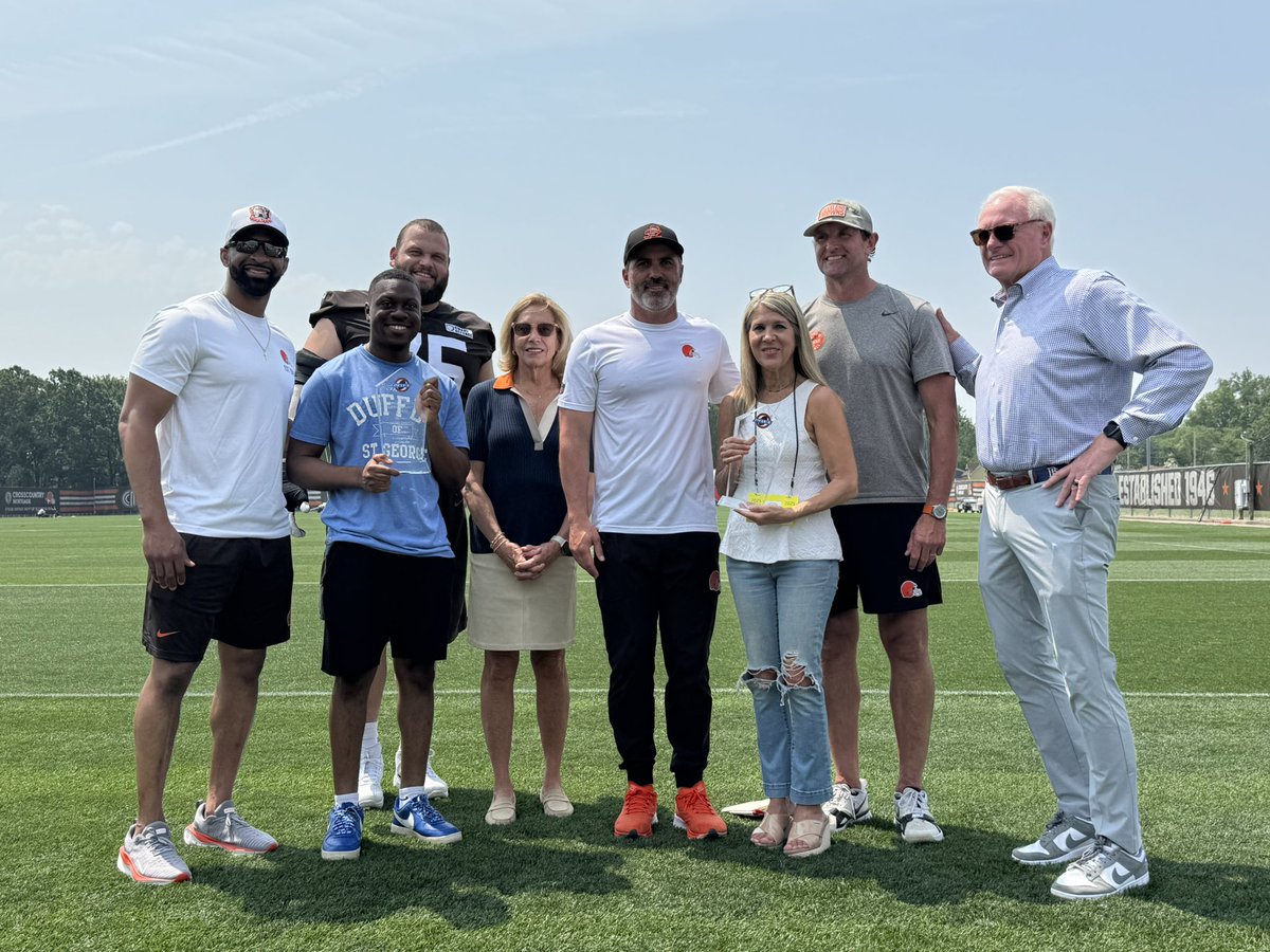 Daryl Ruiter (@ruiterwrongfan) on Twitter photo Congratulations to <a href="/MaryKayCabot/">Mary Kay Cabot</a>, recipient of the Bill Nunn Jr. award and <a href="/DanielOyefusi/">Daniel Oyefusi</a>, recipient of the Terez A. Paylor Emerging Writer Award from <a href="/PFWAwriters/">Pro Football Writers</a>. #Browns owners Dee & Jimmy Haslam + JW Johnson, EVP/GM Andrew Berry, head coach Kevin Stefanski & LG Joel Bitonio Congratulations to <a href="/MaryKayCabot/">Mary Kay Cabot</a>, recipient of the Bill Nunn Jr. award and <a href="/DanielOyefusi/">Daniel Oyefusi</a>, recipient of the Terez A. Paylor Emerging Writer Award from <a href="/PFWAwriters/">Pro Football Writers</a>. #Browns owners Dee & Jimmy Haslam + JW Johnson, EVP/GM Andrew Berry, head coach Kevin Stefanski & LG Joel Bitonio