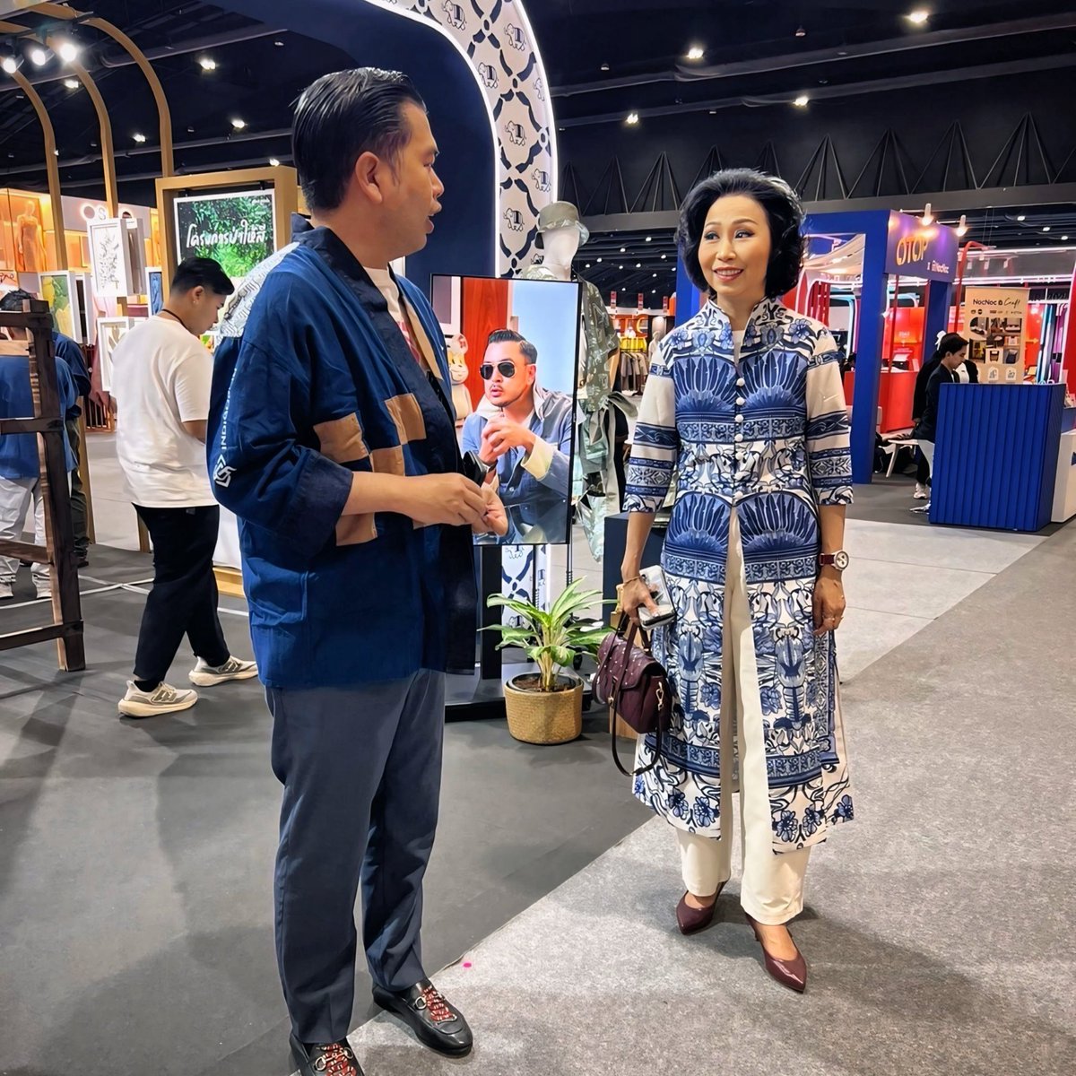 Payu Update | วันนี้ผมกับพี่หมอต่างคนต่างช่วยกันสนับสนุนสินค้า OTOP ก่อนไปร่วมงานกองทุนฯครับ 🤝🏼 #พายุเนื่องจำนงค์ #สตอมมี่ #OTOP