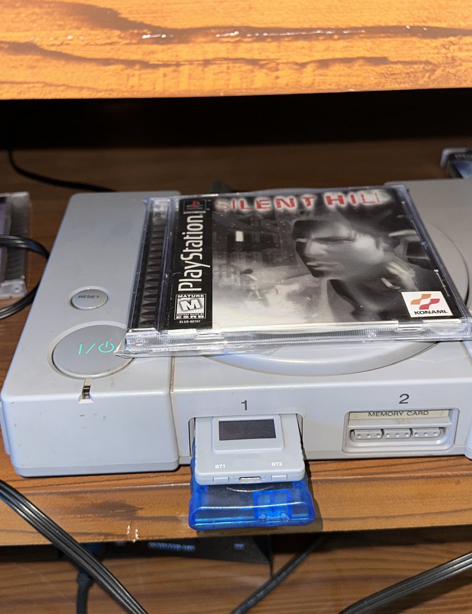 قبل يومين شغلت سايلنت هيل وكان ناوي اختمها وانشغلت

واليوم رسميا كونامي شغالين على ريميك  للجزء الأول كويس وانا ما لعبتها