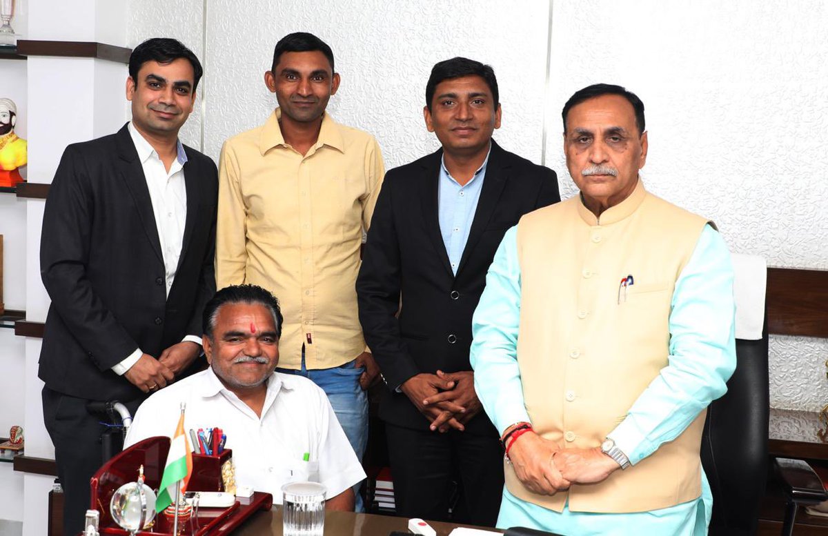 sudhanshujangir's tweet photo. An irreparable personal loss 💔
Vijay Rupani Sir was not just a leader but a guiding force who believed in me deeply.His trust empowered me to contribute to landmark schemes: PSF, PSS,FPOs,making Dangs organic district &amp; many others.
Forever grateful, Tearful tribute.
Om Shanti🙏 https://t.co/ceCCAaw3Mu
