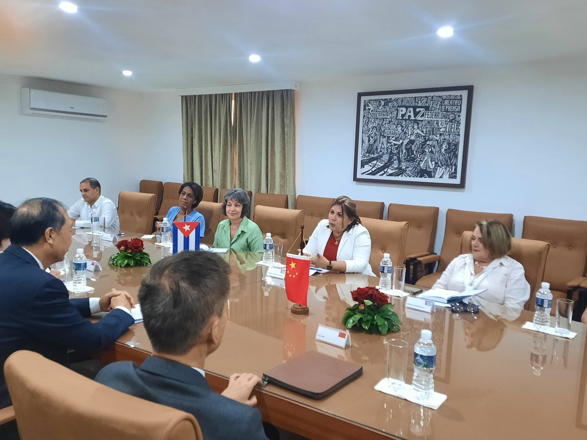 Yuniasky Crespo Baquero. (@byuniaky) on Twitter photo En reunión con Wu Hansheng, jefe del Departamento de Trabajo Social del CC PCCh, ratificamos interés de seguir fortaleciendo intercambios de experiencias sobre el liderazgo de ambos partidos comunistas en la atención al sector social.
#UnidosXCuba
<a href="/DiazCanelB/">Miguel Díaz-Canel Bermúdez</a> <a href="/DrRobertoMOjeda/">Dr. Roberto Morales Ojeda</a> En reunión con Wu Hansheng, jefe del Departamento de Trabajo Social del CC PCCh, ratificamos interés de seguir fortaleciendo intercambios de experiencias sobre el liderazgo de ambos partidos comunistas en la atención al sector social.
#UnidosXCuba
<a href="/DiazCanelB/">Miguel Díaz-Canel Bermúdez</a> <a href="/DrRobertoMOjeda/">Dr. Roberto Morales Ojeda</a>