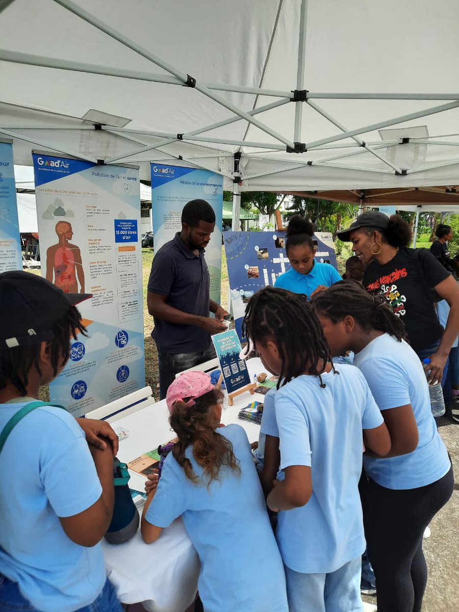 GWADAIR971's tweet image. [Gwad&apos;Air en action] 🍃 Les #GreenDays school ont réussi à #sensibiliser en 2 matinées + de 600 enfants aux enjeux environnementaux.
🔎 Sur le stand de Gwad&apos;Air, nous avons rencontré près de 200 élèves. Encore une belle occasion pour les plus jeunes d&apos;#apprendre en s&apos;amusant !