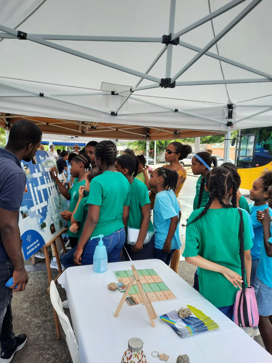 GWADAIR971's tweet image. [Gwad&apos;Air en action] 🍃 Les #GreenDays school ont réussi à #sensibiliser en 2 matinées + de 600 enfants aux enjeux environnementaux.
🔎 Sur le stand de Gwad&apos;Air, nous avons rencontré près de 200 élèves. Encore une belle occasion pour les plus jeunes d&apos;#apprendre en s&apos;amusant !