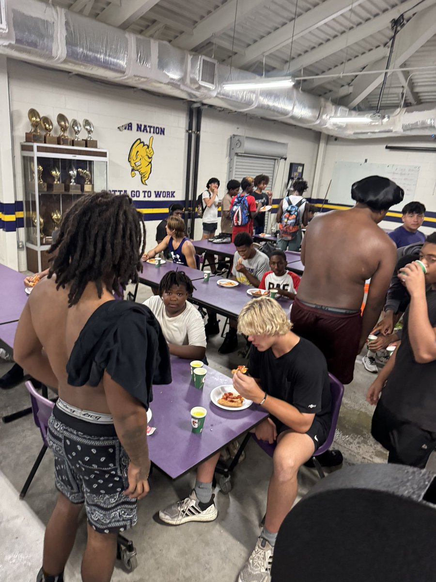 Omasha Brantley (@coachobrantley) on Twitter photo What better way to cap off the week than with some <a href="/mariosseawall/">Mario's Seawall</a> pizza 🙏🏾💪🏾
Thank yall for feeding the guys today. What better way to cap off the week than with some <a href="/mariosseawall/">Mario's Seawall</a> pizza 🙏🏾💪🏾
Thank yall for feeding the guys today.
