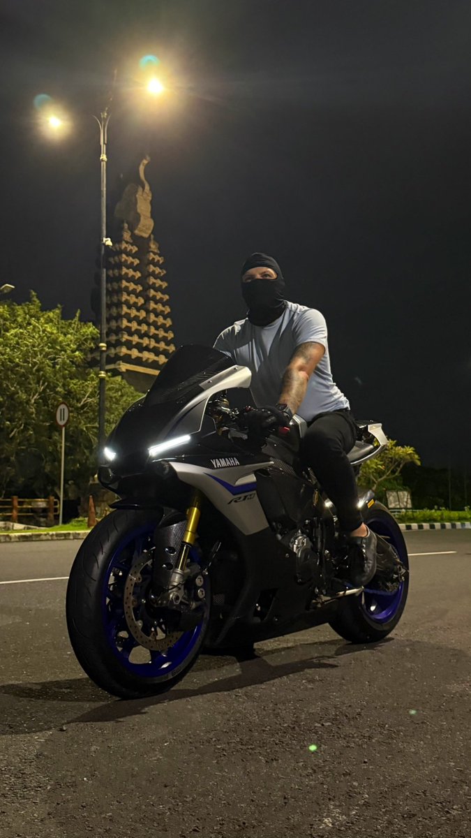 Протестировал сегодня на Бали Yamaha R1M. Мотик с попсовой внешностью и горячим темпераментом