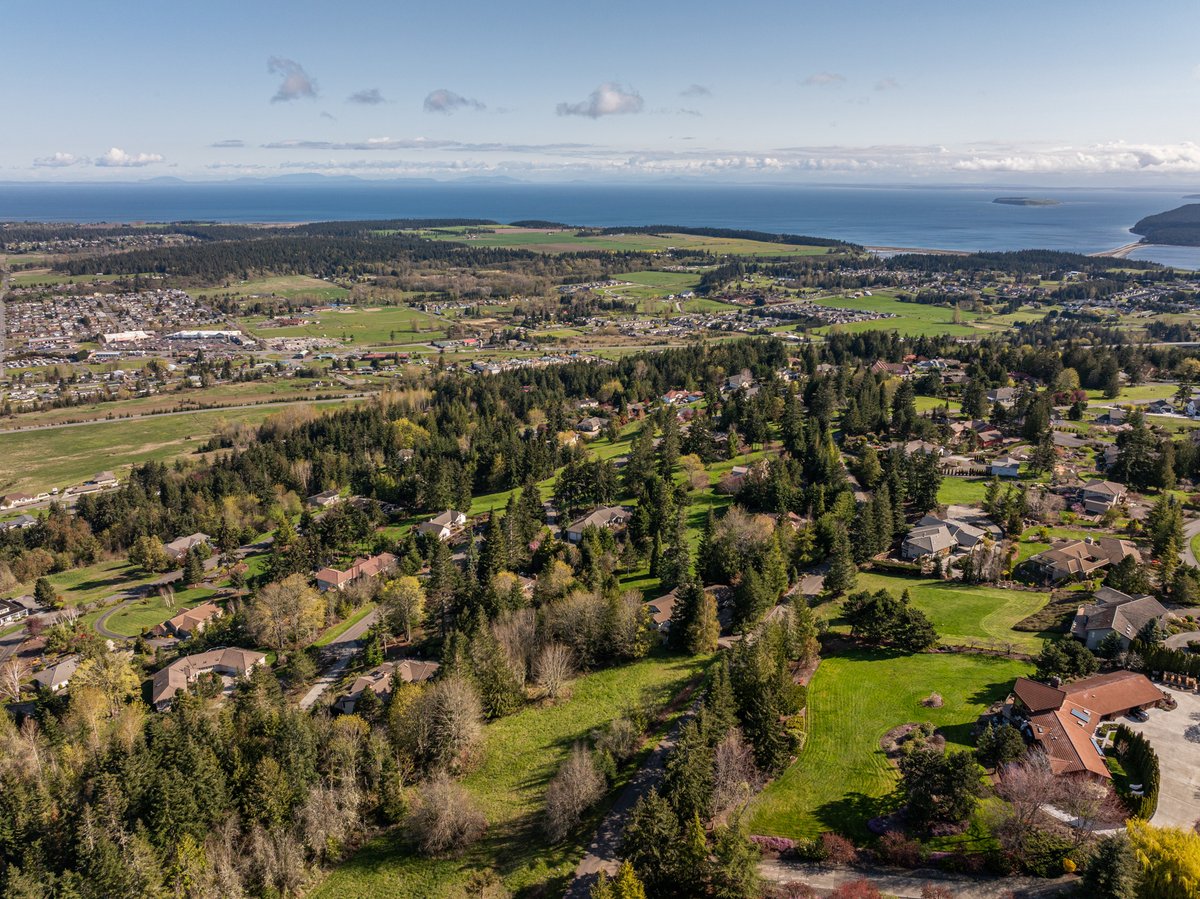 LanceGermanJDR1's tweet image. zillow.com/homedetails/Nn…

Water view Bell Hill land parcel for sale on Ravens Ridge Road.

Check out this property nestled among gorgeous Estate homes.

#bellhill #waterview #landforsale #acreage #luxuryhomebuilding #sequim #sequimwa #sequimwashington #highlandhills