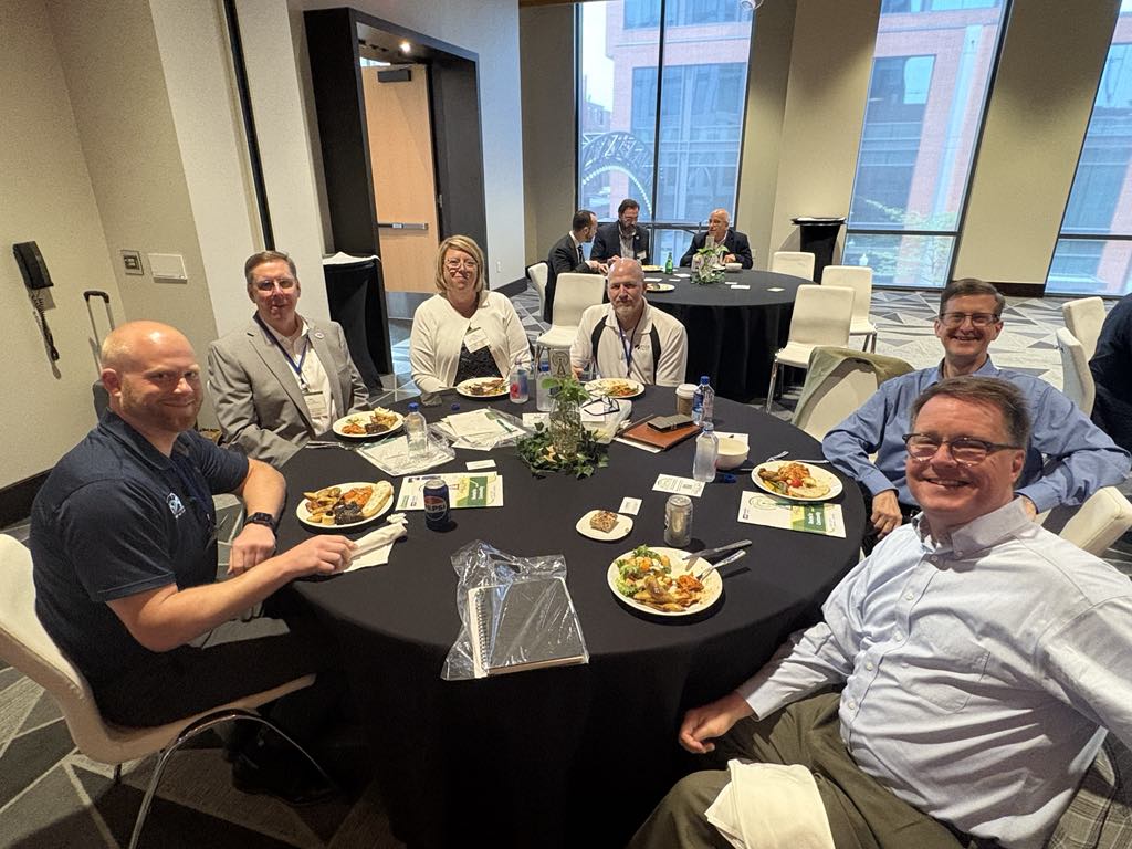 OhioBroadcaster's tweet image. Lunch is served at the OAB Executive Forum! 😋 We love seeing so many of our member stations and #OhioBroadcasters together in the same room!