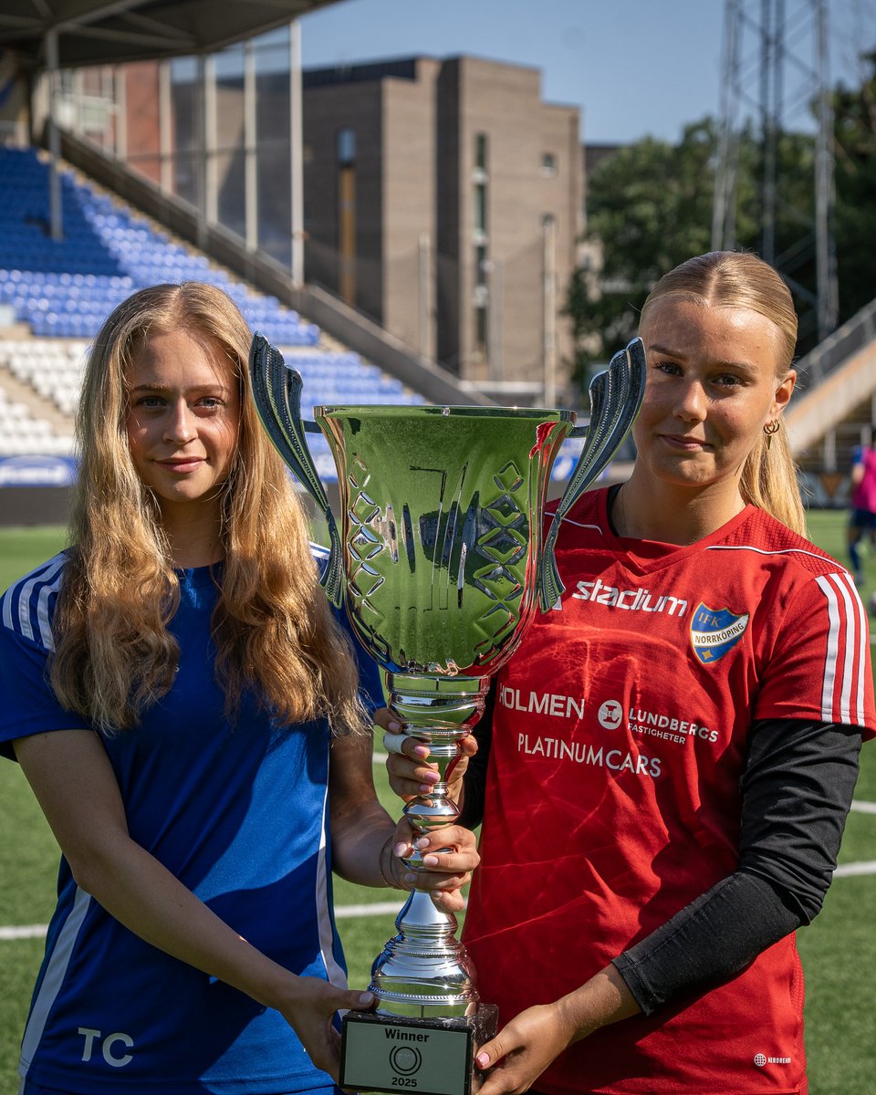 ifknorrkoping's tweet image. Mästare för andra året i rad 🏆

I helgen vann F17-tjejerna EFD Trophy efter att ha slagit AIK på straffar.

Lagkapten Thea Cratz, målvakten, Hillevie Ströbeck och huvudtränaren Mattias Essén  berättar om bedriften på ifknorrkoping.se 

⚪️🔵#ifknorrköping