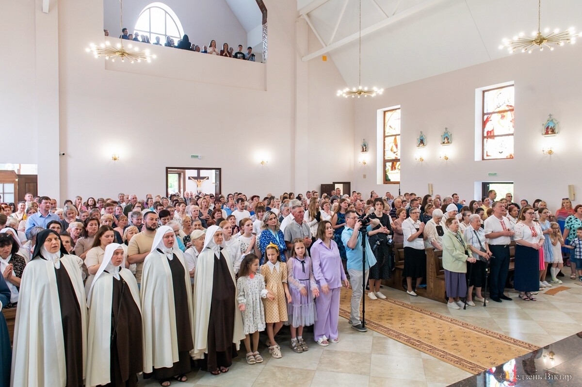 Belarus: On 7 June, in the parish of the Holy Cross and with the participation of the carmelites family, the newly built Holy Cross shrine was dedicated in Minsk. This church was built as a vote of the Belarusian people for the gift of the sacrament of the Eucharist.