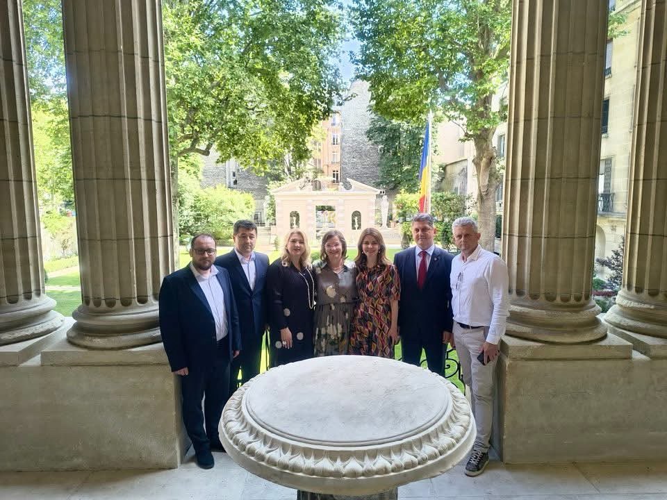 Ambassade de 🇷🇴 Roumanie en 🇫🇷 France (@roumaniefrance) on Twitter photo Heureux d’accueillir la délégation de Negrești-Oaș à l’Hôtel de Béhague <a href="/RoumanieFrance/">Ambassade de 🇷🇴 Roumanie en 🇫🇷 France</a>, en présence du M Titus Corlățean, président du groupe d’amitié 🇫🇷🇷🇴 du Sénat🇷🇴. La coopération décentralisée renforce l’amitié 🇫🇷🇷🇴& la communauté🇷🇴 en France est un pont vivant entre nos Heureux d’accueillir la délégation de Negrești-Oaș à l’Hôtel de Béhague <a href="/RoumanieFrance/">Ambassade de 🇷🇴 Roumanie en 🇫🇷 France</a>, en présence du M Titus Corlățean, président du groupe d’amitié 🇫🇷🇷🇴 du Sénat🇷🇴. La coopération décentralisée renforce l’amitié 🇫🇷🇷🇴& la communauté🇷🇴 en France est un pont vivant entre nos