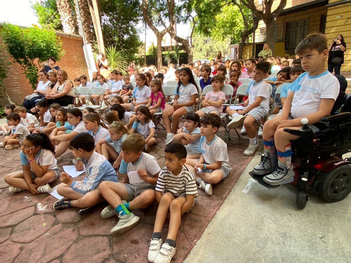 carmelitestgn's tweet photo. #ADMTWC #PARVC #PRIC "Una part de tu em floreix a mi". Presentació del llibre fet per l'Óscar Fabregat, mestre de Carmelites, amb il·lustracions de Cecilia Bustos. El dol i l'acompanyament dels infants davant la mort d'una persona estimada. I5 i 3r EP ho han treballat a l'escola. https://t.co/FAl0ckijR8