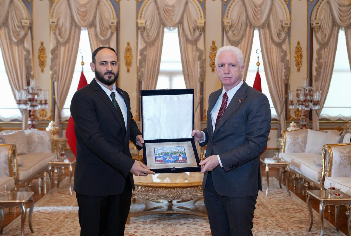 على هامش فعاليات إحياء مخطوطات حلب ومكتبتها الوقفية في إسطنبول، سعدتُ بزيارة ودية جمعتني بالسيد والي إسطنبول داود غول.

دار بيننا حوار صريح ومثمر حول عدد من القضايا المهمة، من أبرزها:
- ابرز التحديات التي تواجه الجالية السورية في إسطنبول، واتفقنا على آلية متابعة.
- عمق العلاقة