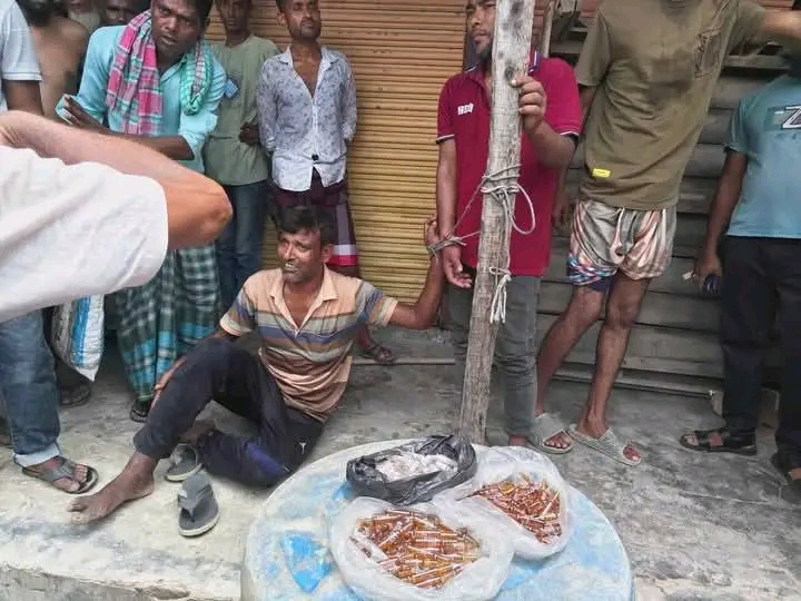 আত্রাইয়ে মাদক বিক্রিকালে গণধোলাইয়ের পর ২ মাদক ব্যবসায়ী আটক