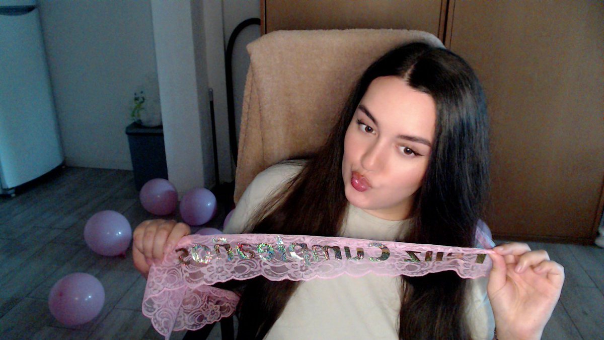 jenngoncalves3's tweet photo. BIRTHDAY STREAM + GTA RP. LINK BELOW 🎈💞👇 https://t.co/uXwW5dJekK