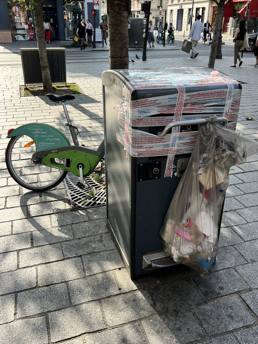 On apprécie le sens pratique des employés de #saccageparis. 

Cette poubelle à 8 000 € constitue un support idéal (et design!) pour un sac poubelle de rue. 

Malin!