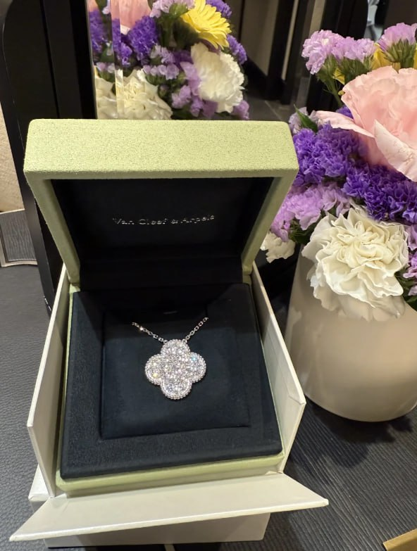 Margot1265's tweet image. Soft tones, strong vibes 🌸💎✨. This necklace isn’t flashy it’s unforgettable. Style is a whisper, not a scream. #SubtleLuxury