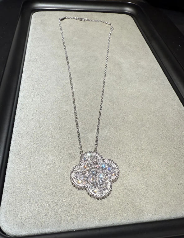 Margot1265's tweet image. Soft tones, strong vibes 🌸💎✨. This necklace isn’t flashy it’s unforgettable. Style is a whisper, not a scream. #SubtleLuxury