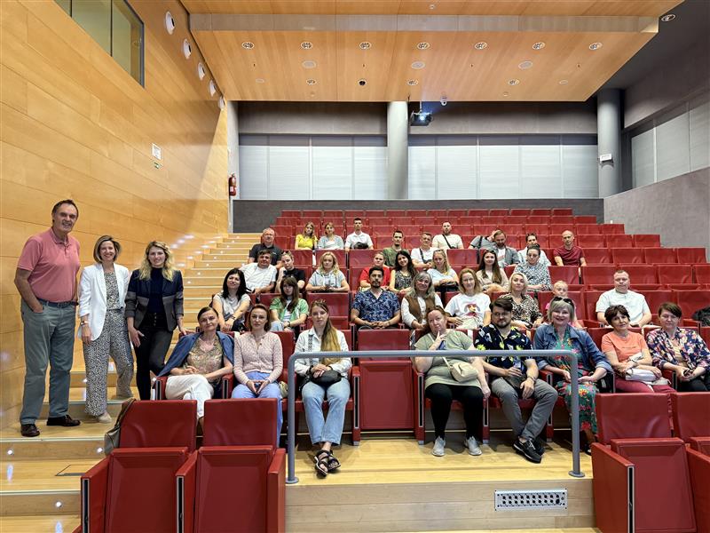 🔎💼<a href="/Ukrania_SOS/">UkraniaSOS - EUSKRANIA</a>​ek lagunduta, enplegu eta aukera bila aktiboki dabiltzan errefuxiatu eta migratzaile talde bati ireki diogu gure portua
 
Bisitan, gure portuaren egunerokotasuna ezagutu ahal izan dute⚓
 
😊 Plazer bat izan da! 👋 Hurrengora arte!
 
#BilbaoPort