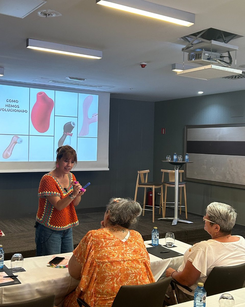 Ahora y en pleno Scientific Outreach Canarias, seguimos con resaca emocional de esta mañana: hemos celebrado en Las Palmas la segunda sesión de nuestra iniciativa de formación regional para pacientes con #cáncerdemama 🌍🧬 #Outreach4patients.

En este caso y coordinada por la