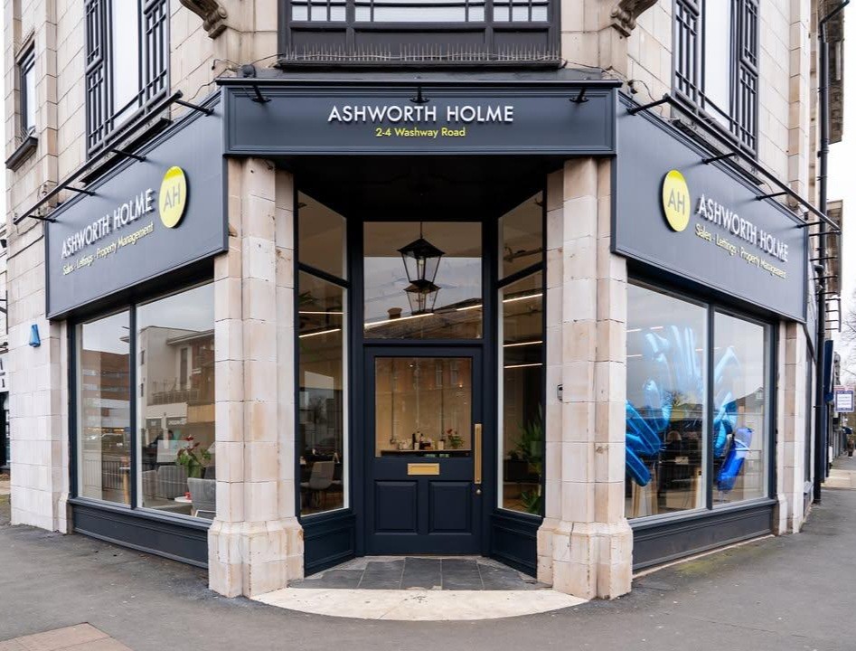 WhiteWallBM's tweet photo. Thanks to the innovative use of Bradite’s One Can at an estate agents property, a Manchester firm of decorators have labelled it their ‘go-to exterior paint’...
https://t.co/hpgdobmn99
( @braditepaints )
#Paints #Coatings #Refurb #WaterBased #Construction #Exteriors #Xtrabuil https://t.co/4RofkeIpDb