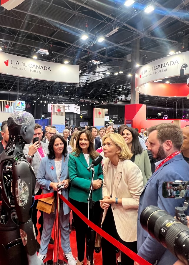 ChooseParisReg's tweet image. #VivaTech | @vpecresse et @ADublanche sur le stand du Canada, pays invité d’honneur 🇨🇦
En 2024, les échanges avec l’@iledefrance atteignent 2,2 Mds €. Un nouvel accord renforce la coopération économique, la transition énergétique et l’#IA
@VivaTech