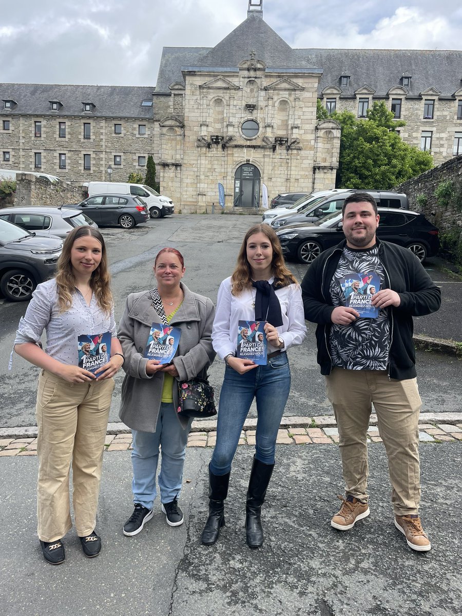 rnj_cotesdarmor's tweet photo. Le RNJ Côtes-d'Armor était mobilisé ce matin sur le marché de #lannion !

Très bon accueil des habitants et des commerçants lannionnais ! Ici aussi, la dynamique est lancée !

Rejoignez-nous !🇫🇷 #1erpartidefrance https://t.co/m4PY1Q2T8m