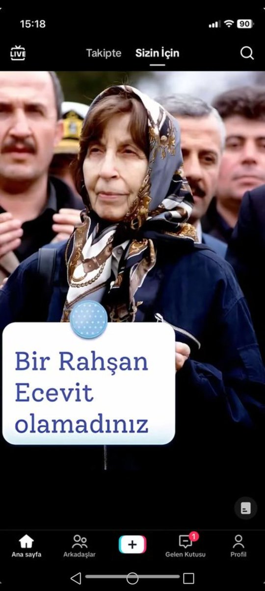Bir Rahşan Ecevit geldi geçti bu dünyadan.
Günümüz siyasetçilerinin adaletsizliği, Arap'a ensar olup kendi milletine gattarlık yapanları gördükçe o mütevazi kişiliği   anmadan edemiyor insan.
Affet Türkiyem ✌🏻