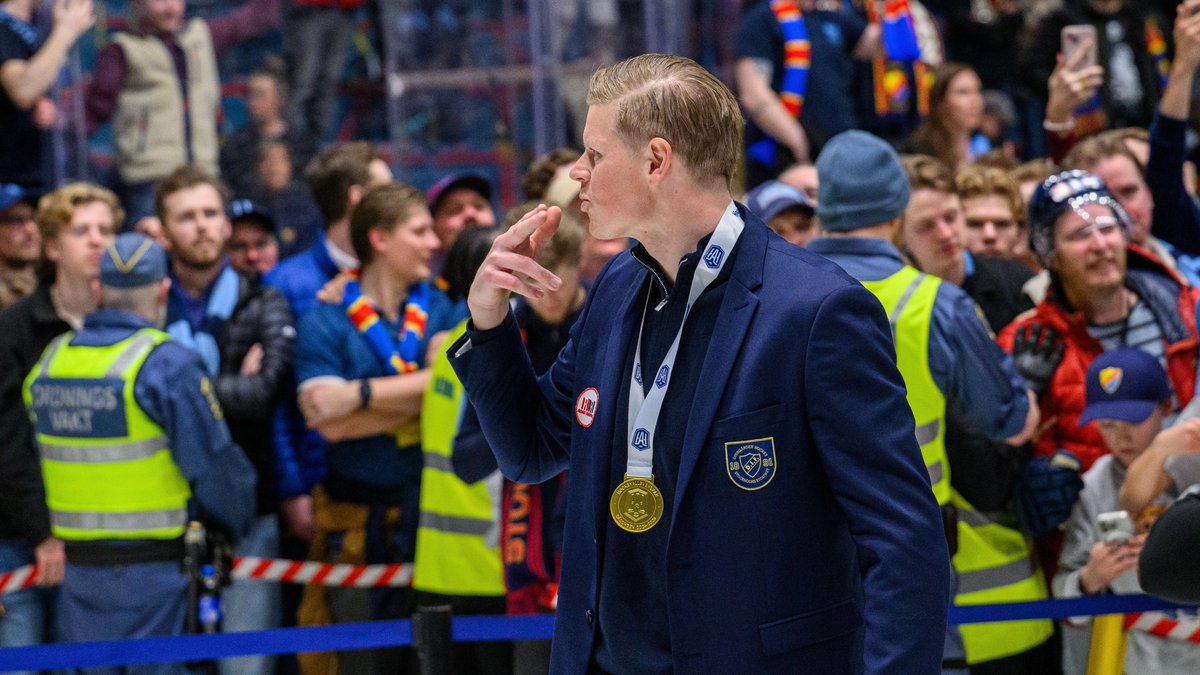 🫡💬 "Otroligt kul att få fortsätta att arbeta i en stimulerande miljö. Vi har påbörjat något jäkligt bra och jag vill fortsätta att bygga vidare på det för att ta kliv framåt. Både som person, som grupp och som ledarteam!"

🎟️ säsongskort.nu

#DIFHockey | #AlltidOavsett