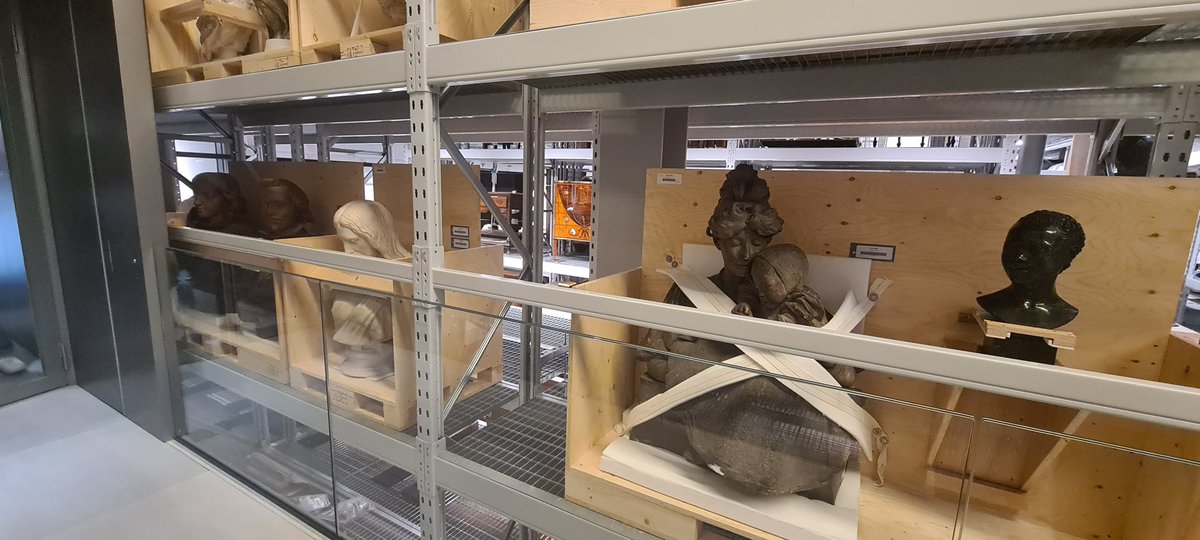 Me: *walks through museum entrance* 
immediately busts 😩😩😩😩